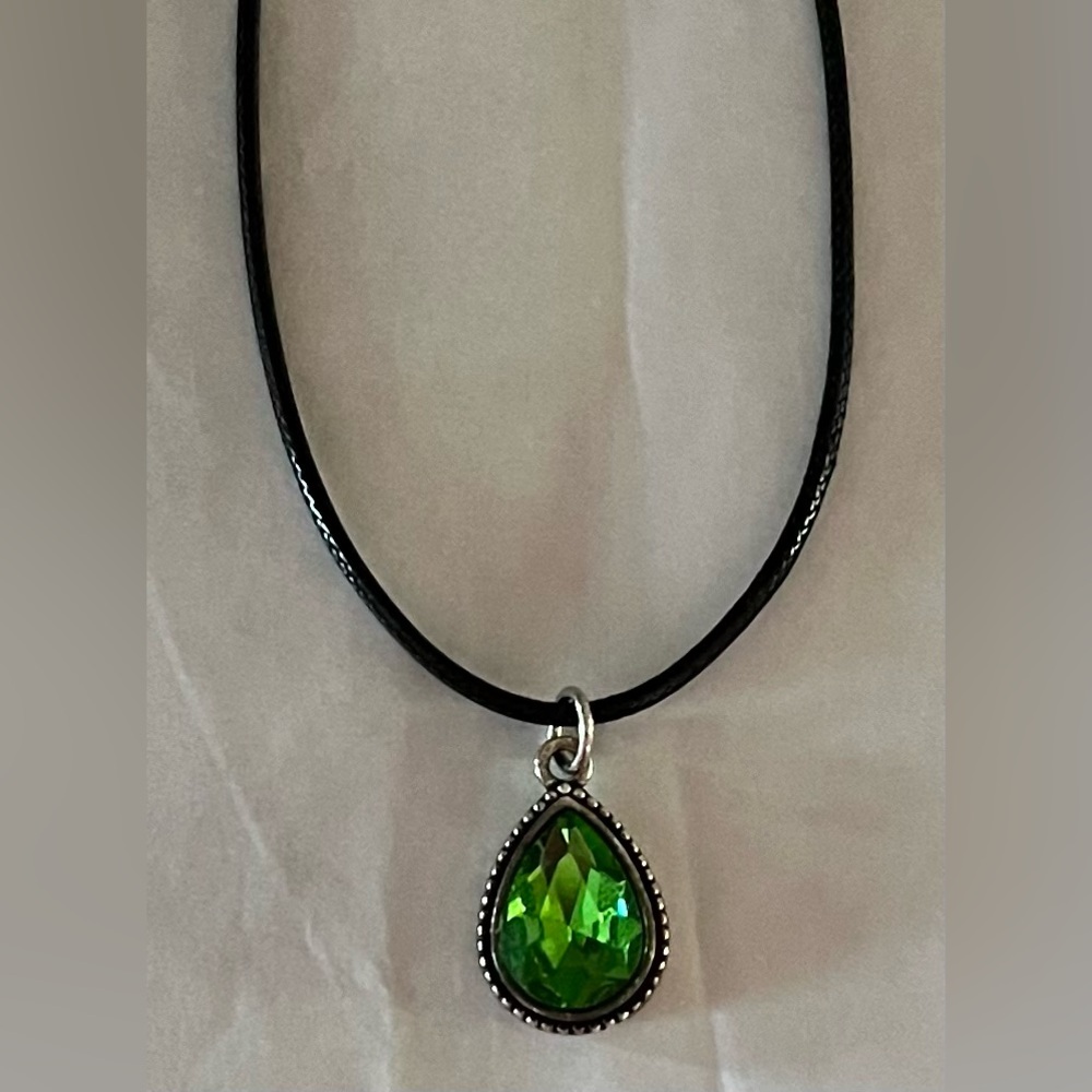 Elegant Green Teardrop Pendant Necklace- black leather cord. New. - Picture 3 of 6